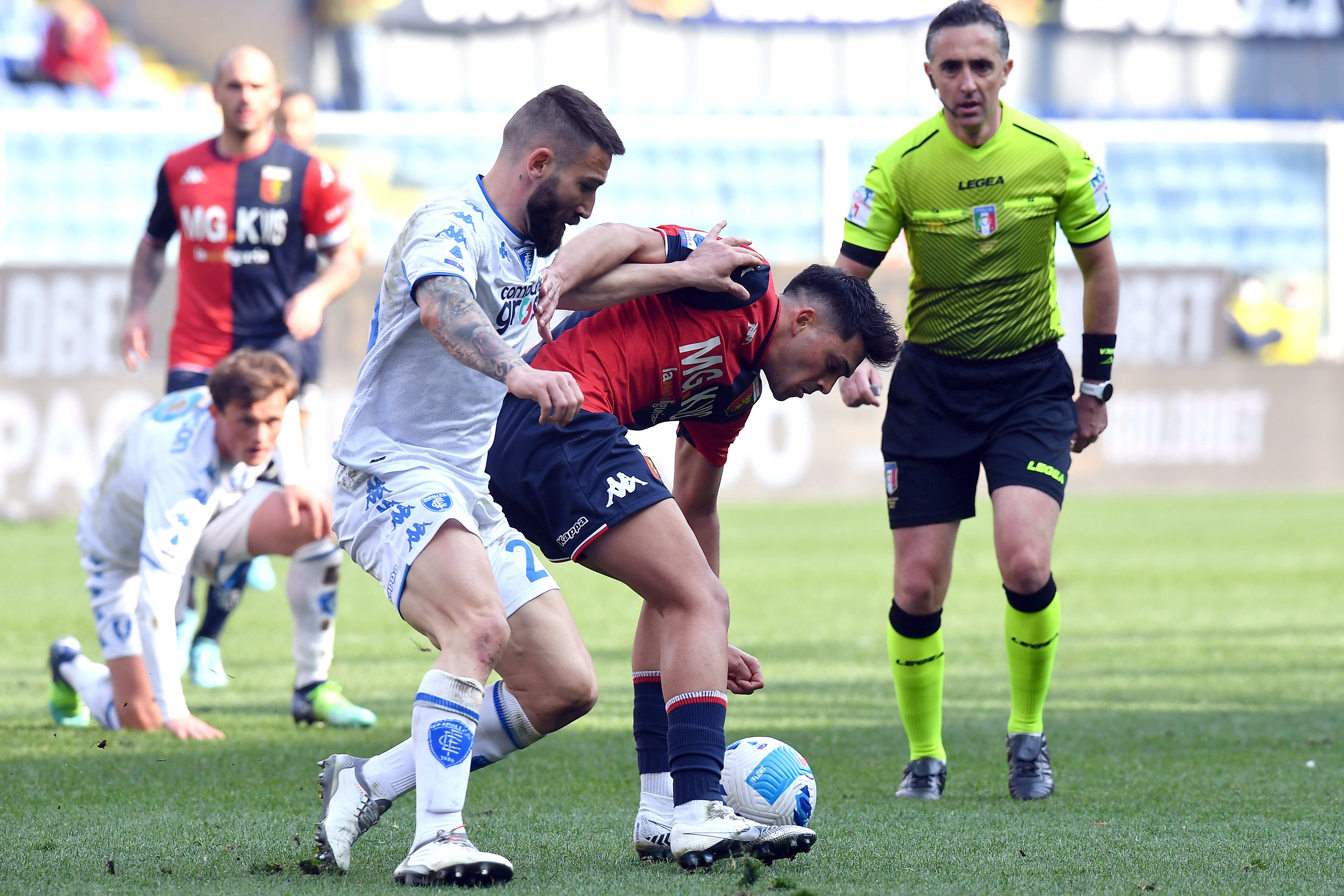Lorenzo Tonelli, entrato nel finale, contrasta Amiri