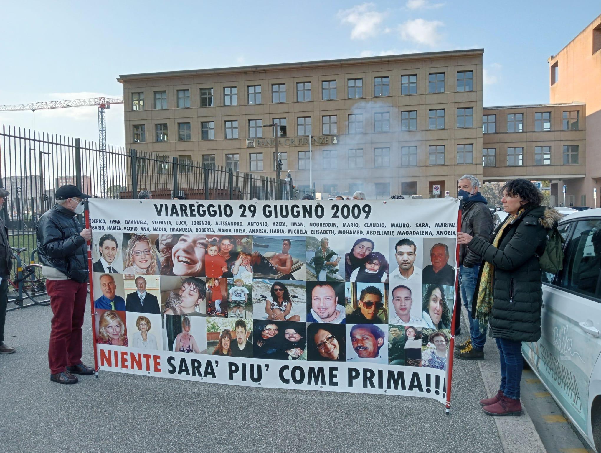 I familiari delle vittime della strage a Firenze