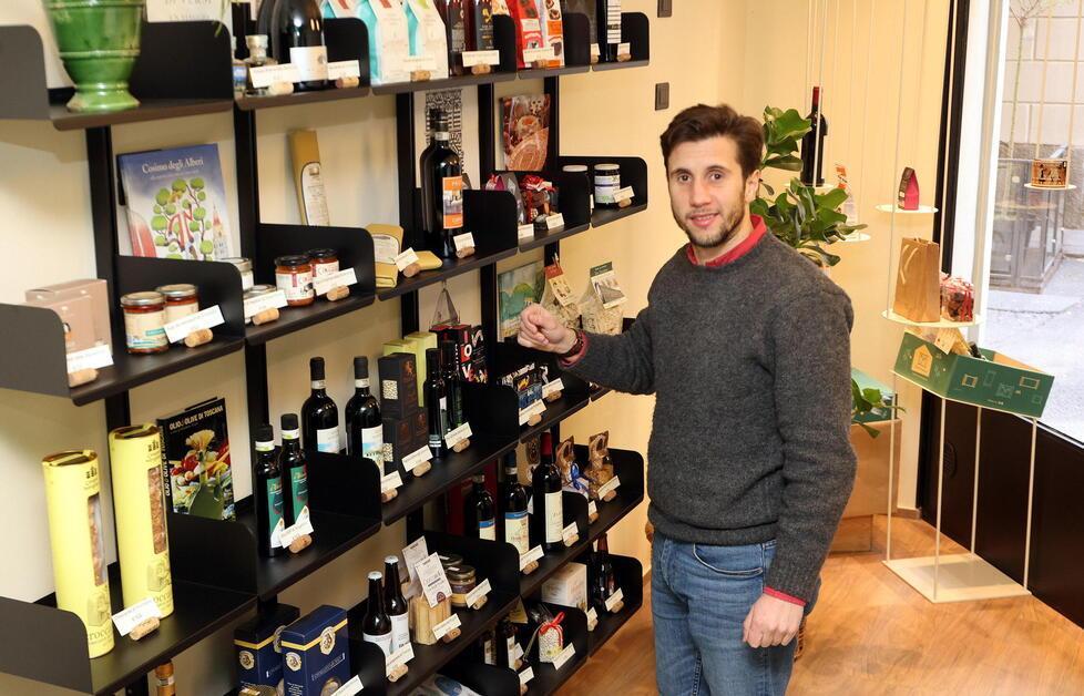 Tommaso Pasquinelli nel suo negozio in via della Madonna