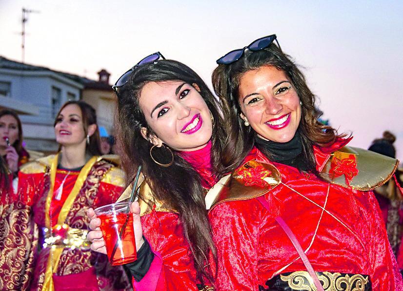 Carnevale di Viareggio, la forza del sorriso: maschere, coriandoli per esorcizzare la paura della guerra   