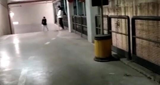 Due ragazzi che risalgono dal sotterraneo privato condominiale dopo il “festino”