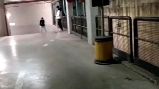 Due ragazzi che risalgono dal sotterraneo privato condominiale dopo il “festino”