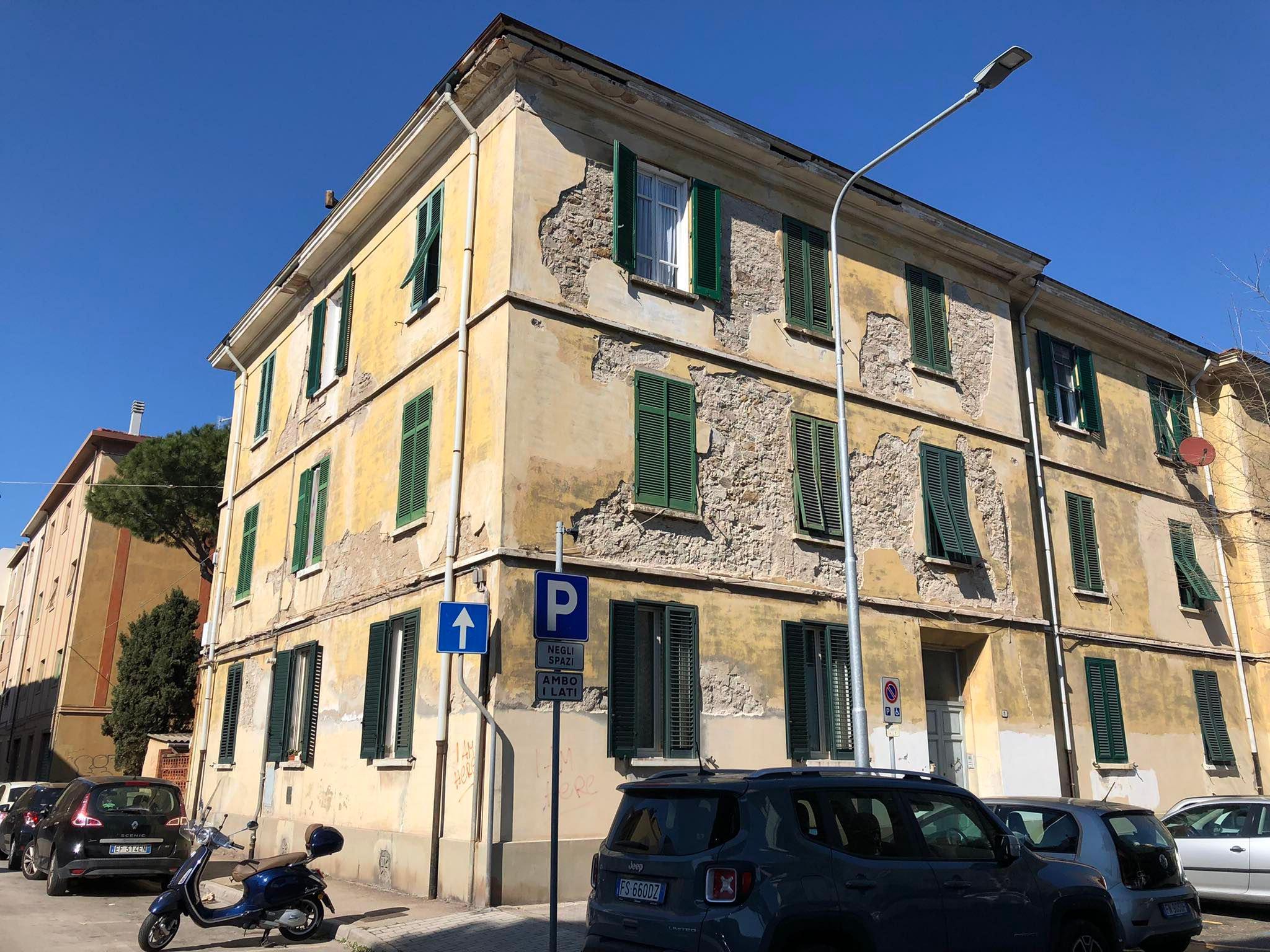 Il palazzo Casalp in via Colombo 1 dove già più volte sono caduti calcinacci e pezzi di cornicione