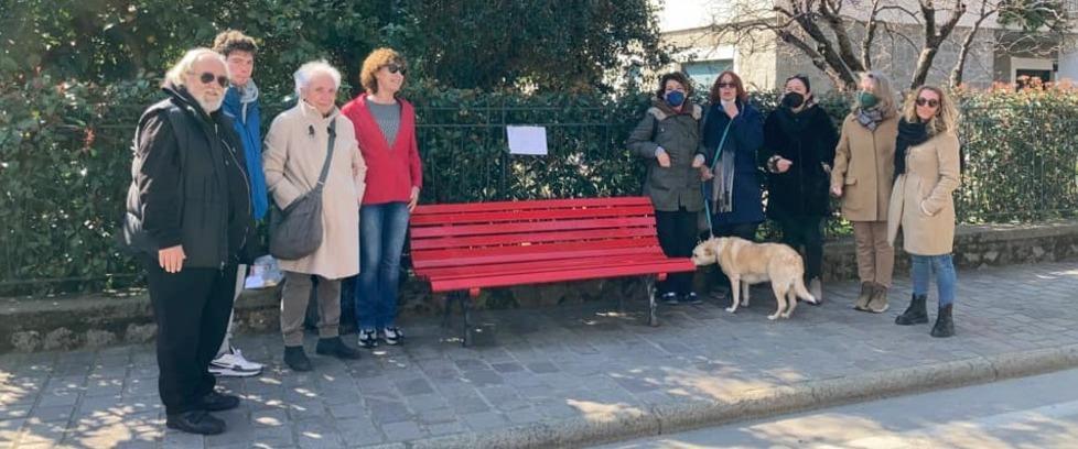 La panchina rossa, simbolo della lotta alla violenza sulle donne, dipinta ieri dalla pro loco di Marciana Marina