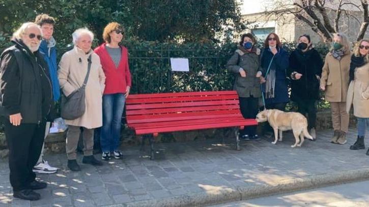 La panchina rossa, simbolo della lotta alla violenza sulle donne, dipinta ieri dalla pro loco di Marciana Marina