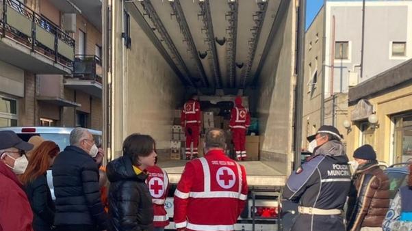 Si caricano i medicinali raccolti per la popolazione ucraina