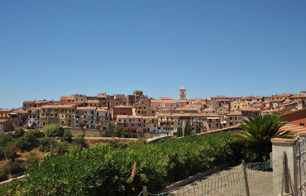 Una veduta panoramica del borgo medievale di Capoliveri (Foto Gio’ Di Stefano)