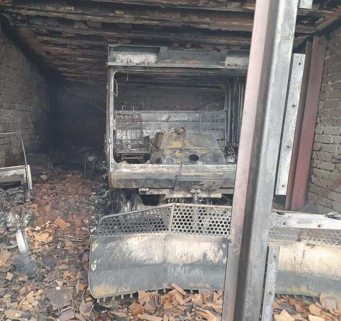 Il gatto delle nevi andato a fuoco