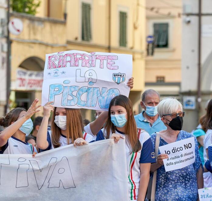 La manifestazione contro la chiusura della piscina dello scorso anno (Foto d'archivio)