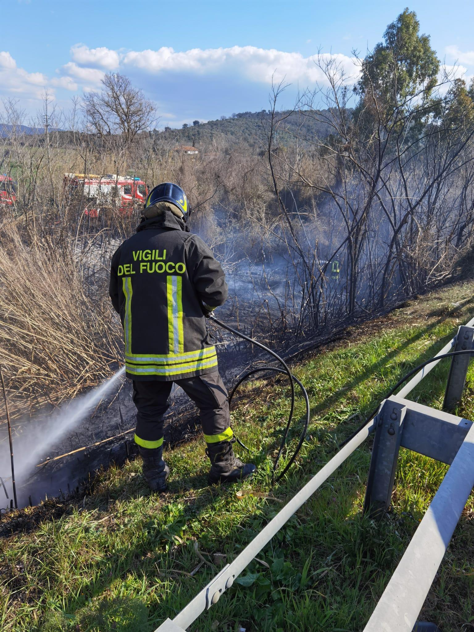 Uno dei vigili del fuoco che spegne l'incendio vicino a Montiano