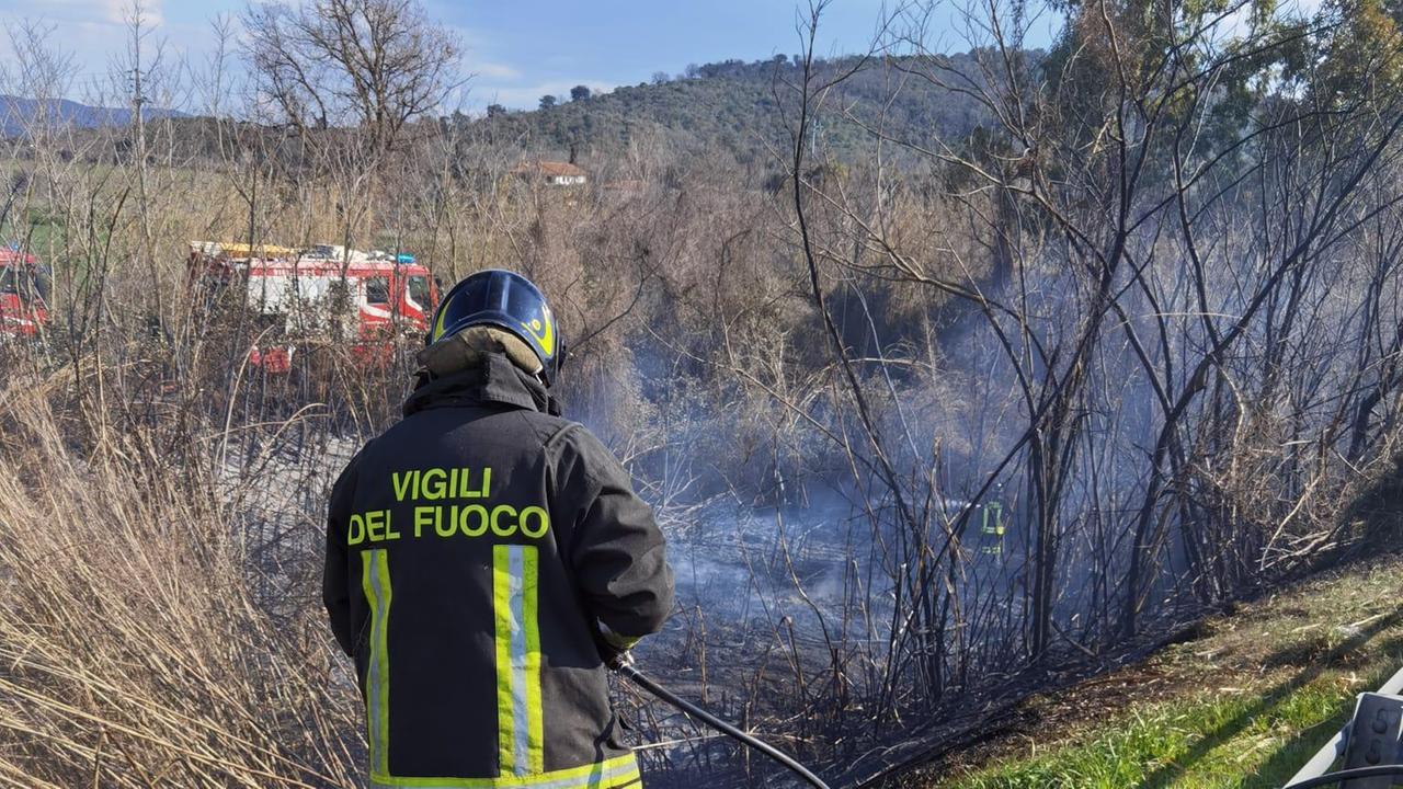 Uno dei vigili del fuoco che spegne l'incendio vicino a Montiano