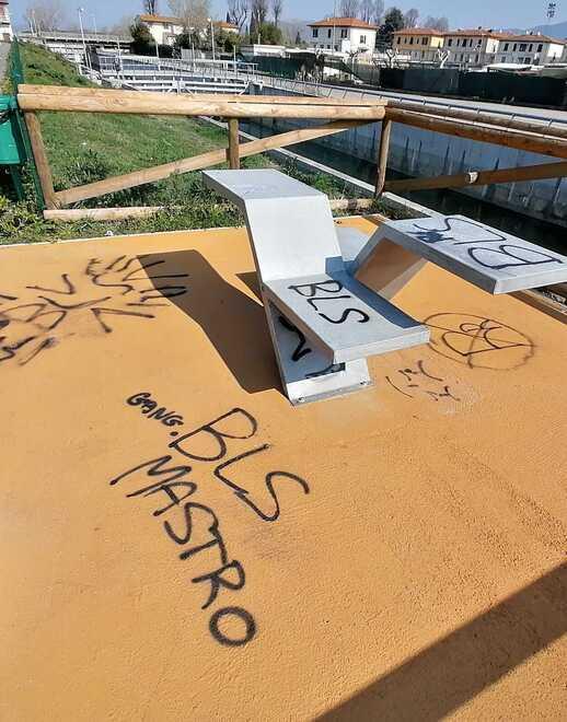 Le scritte dei vandali lungo l’Incile