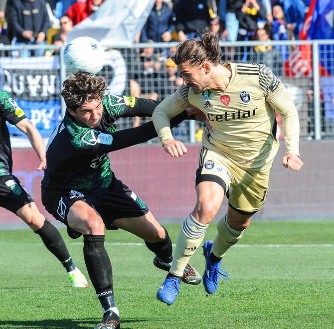 Il bomber Ernesto Torregrossa in azione a Pordenone