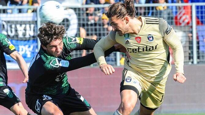 Il bomber Ernesto Torregrossa in azione a Pordenone