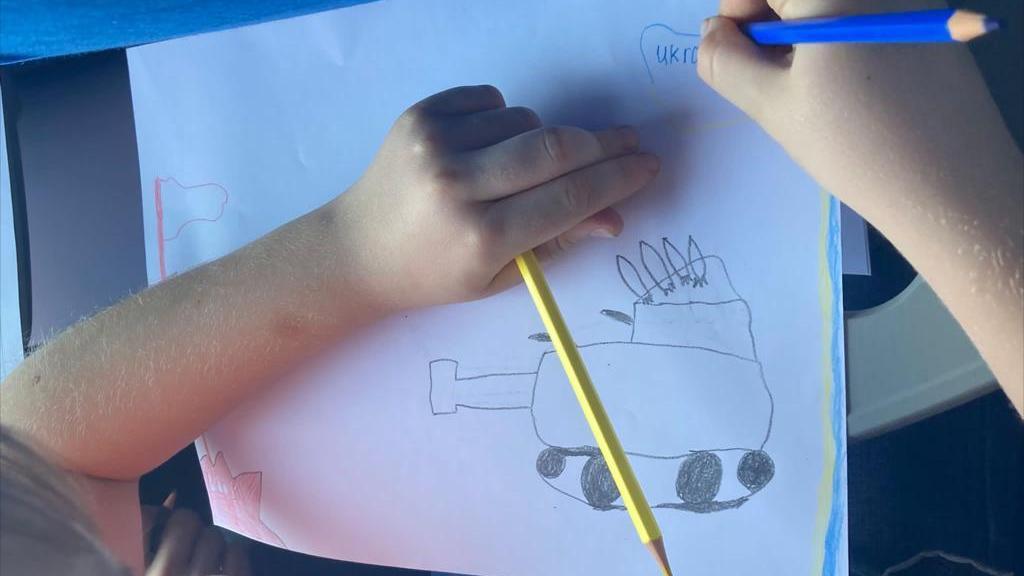 Bimbi ucraini in Sardegna, nei loro disegni la paura della guerra e la speranza