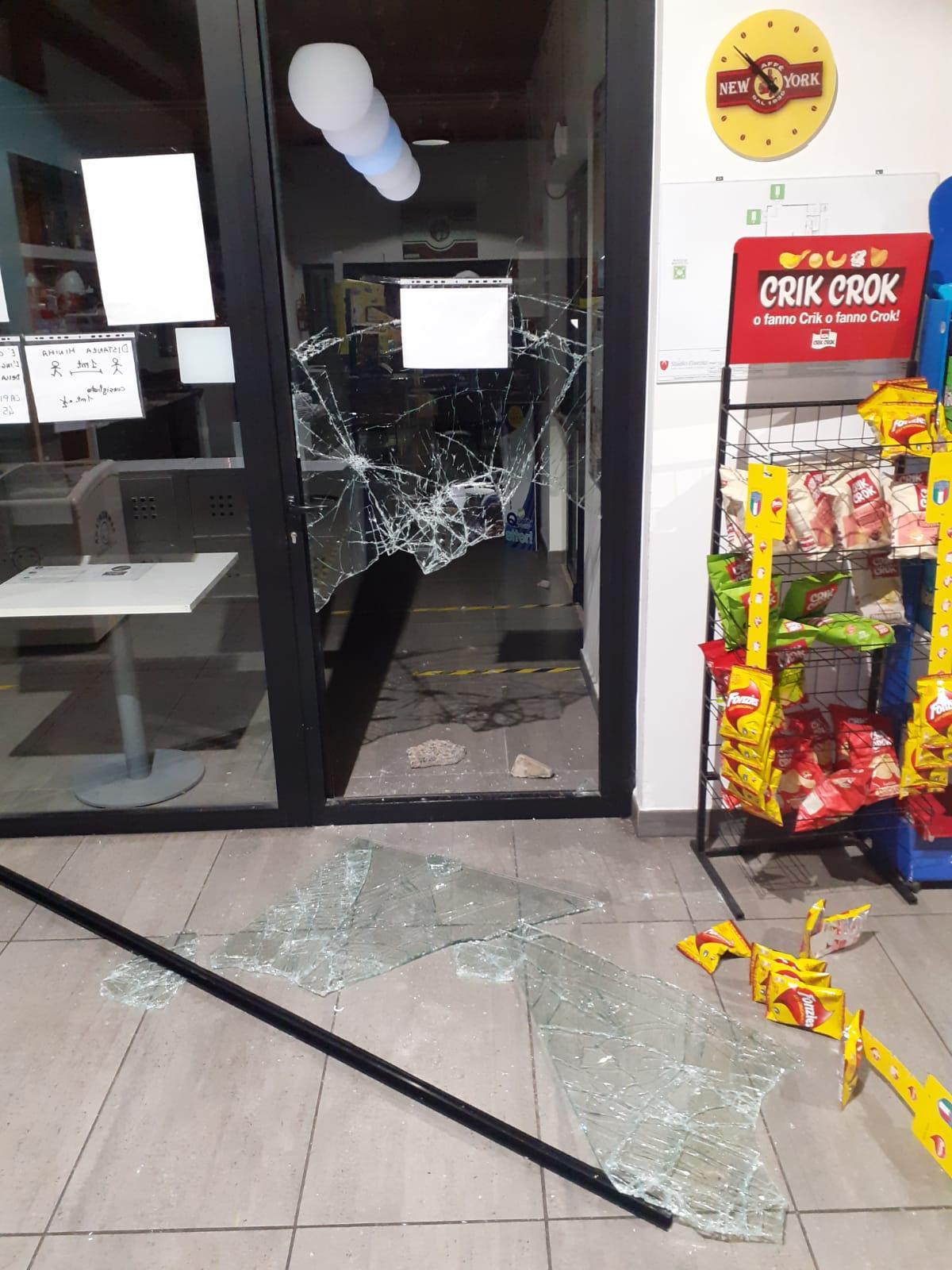 Ladri al bar della piscina di via Allende, il titolare: "E' la sesta volta"