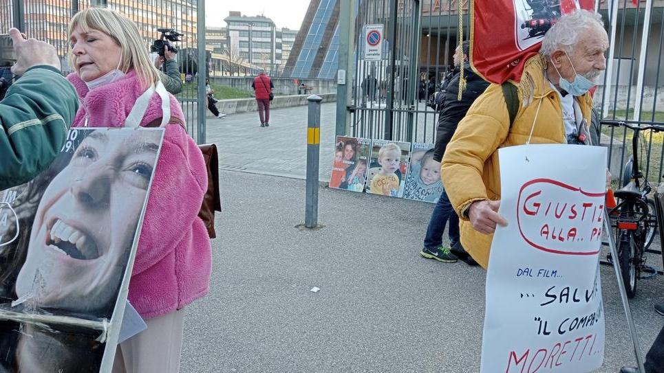 Strage di Viareggio, Moretti: «Non rinuncio alla prescrizione». La rabbia di una città