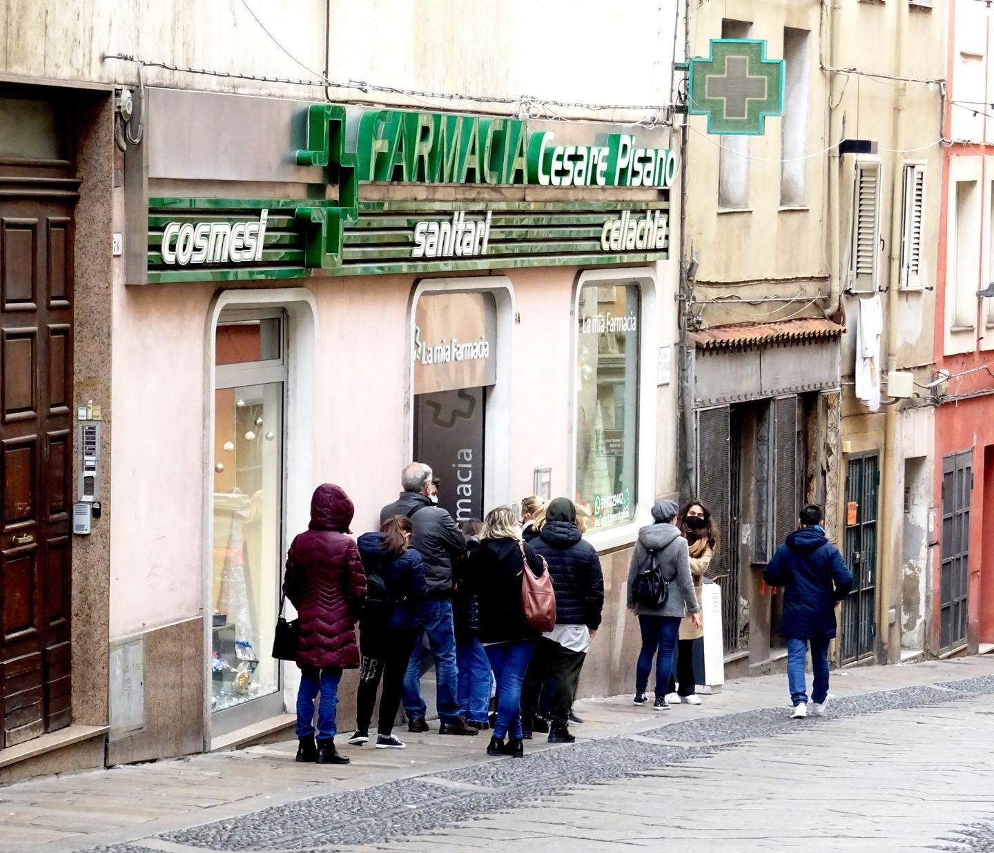 Contagi ancora in calo stabili le terapie intensive 