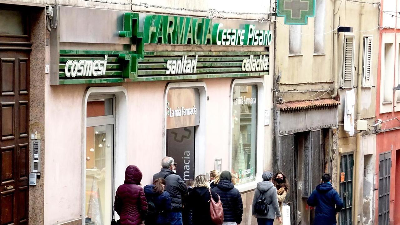 Contagi ancora in calo stabili le terapie intensive