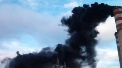 Il fumo nero che fuoriusciva dalle ciminiere della centrale Enel di Livorno