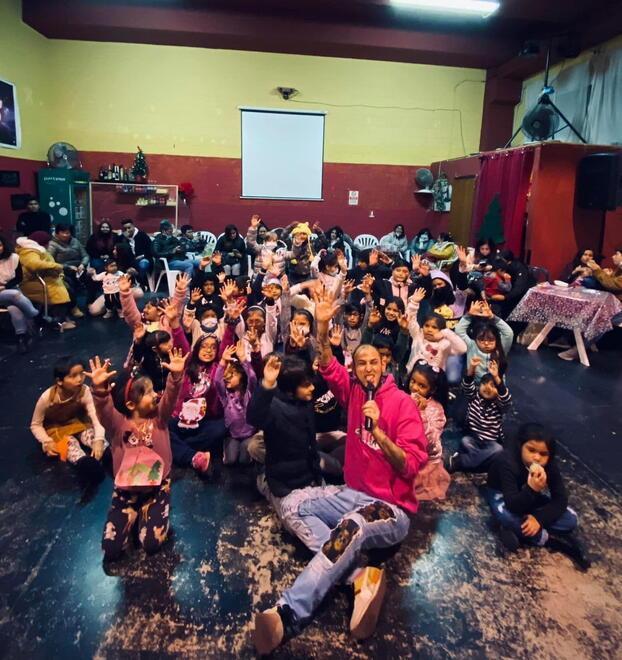 Christian Piscopo con un gruppo di bambini