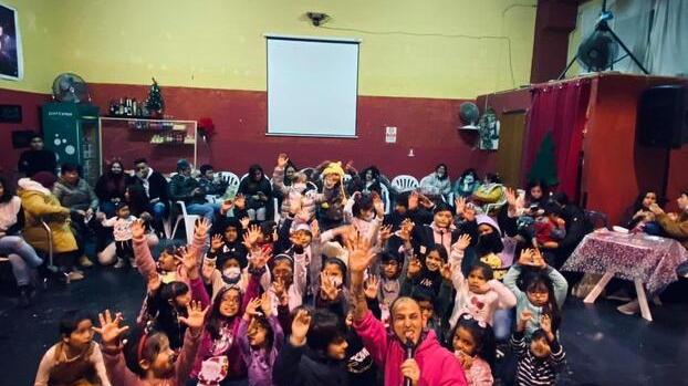 Christian Piscopo con un gruppo di bambini