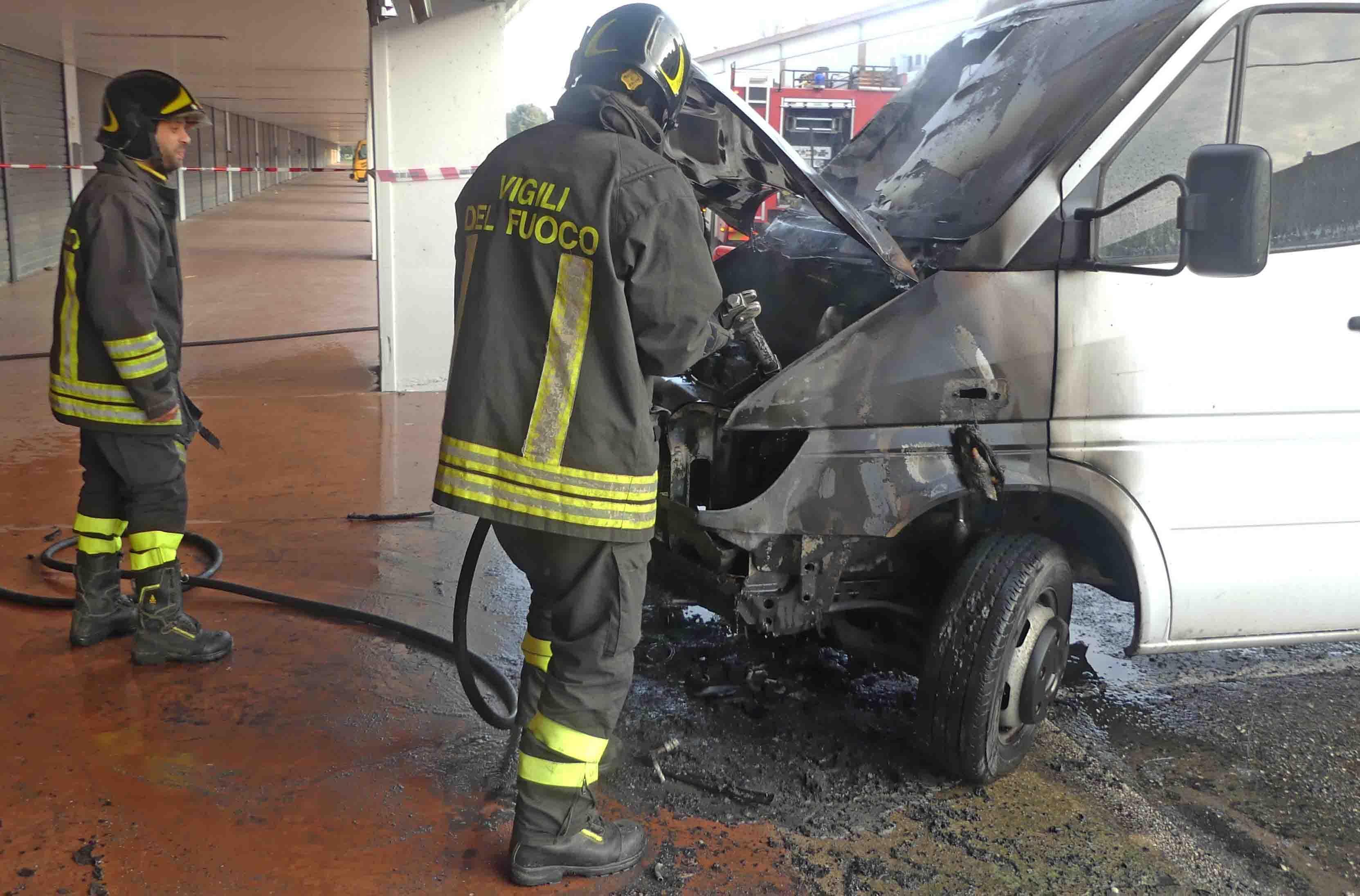 Volterra, preso il responsabile del rogo del furgone 