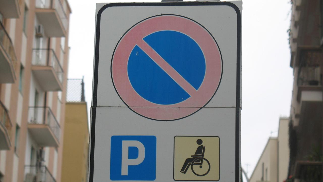 Sassari, parcheggia nello stallo dei disabili con un contrassegno falso: denunciato