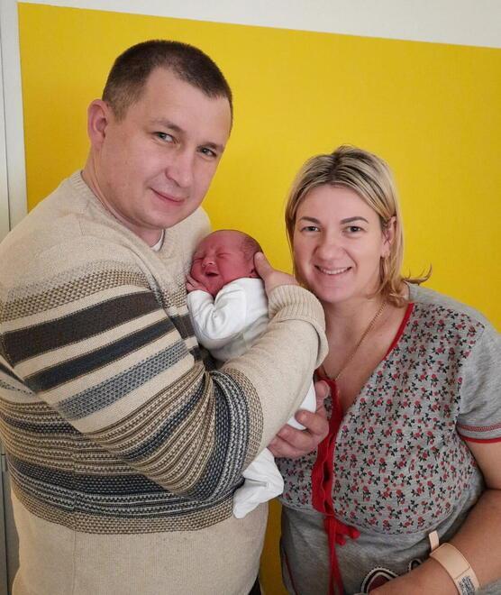 Il piccolo Dennis insieme a Babbo Sergii e mamma Halina