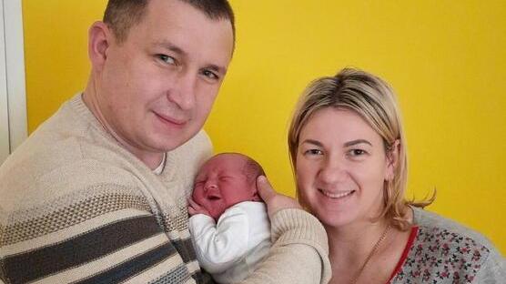 Il piccolo Dennis insieme a Babbo Sergii e mamma Halina