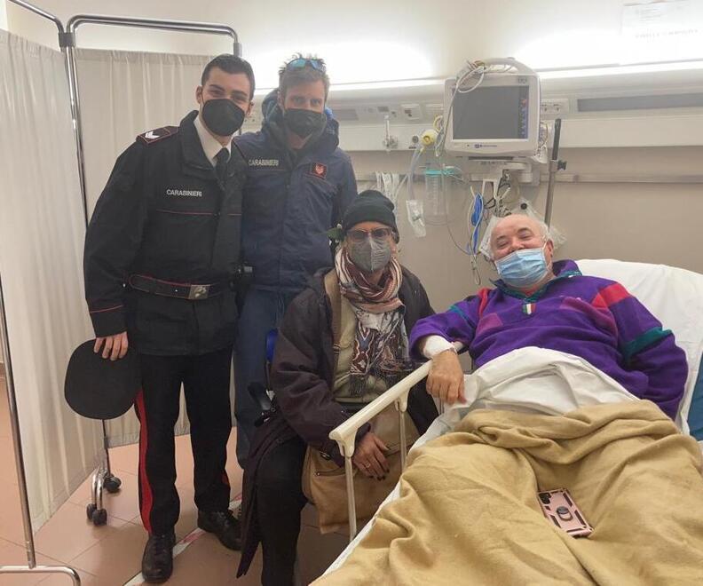 Tommaso Bettini in ospedale con la moglie e i carabinieri che l’hanno aiutata
