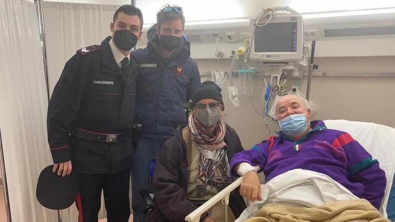 Tommaso Bettini in ospedale con la moglie e i carabinieri che l’hanno aiutata