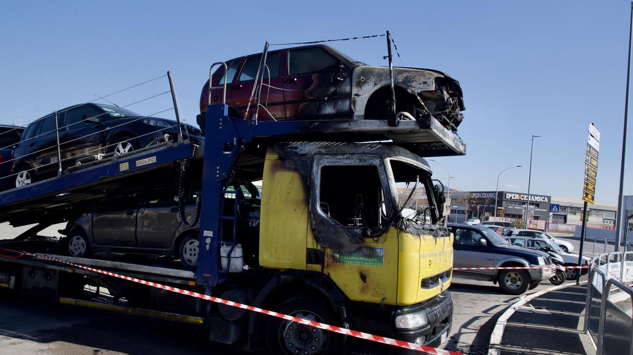 Fiamme nella notte a Grosseto, auto e camion carbonizzati