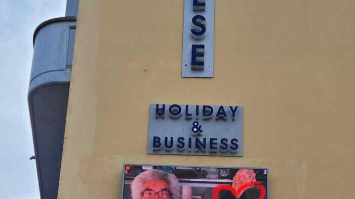 La foto ricordo di Mery Bientinesi sul muro dell’hotel Tornese