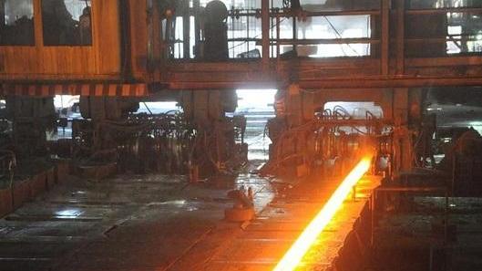 Il treno laminazione delle rotaie nello stabilimento Jsw (foto Paolo Barlettani)