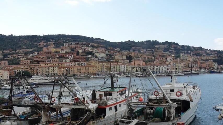 I pescherecci fermi a Porto Santo Stefano (foto Enzo Russo)