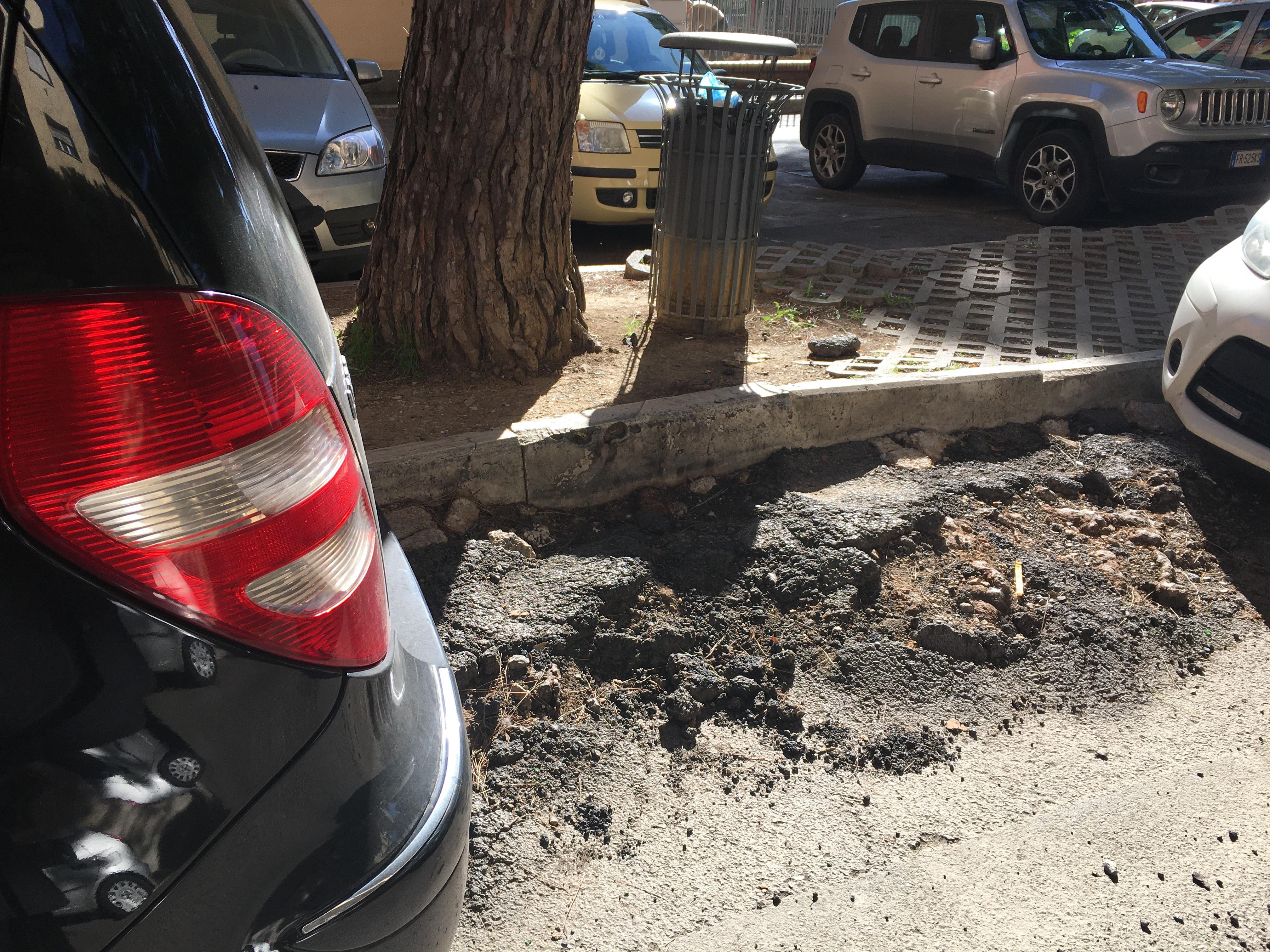 L'asfalto devastato in via Bonghi