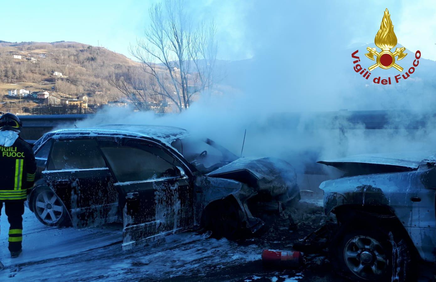 Fiumalbo, auto si incendiano dopo lo scontro: tutti salvi in tempo