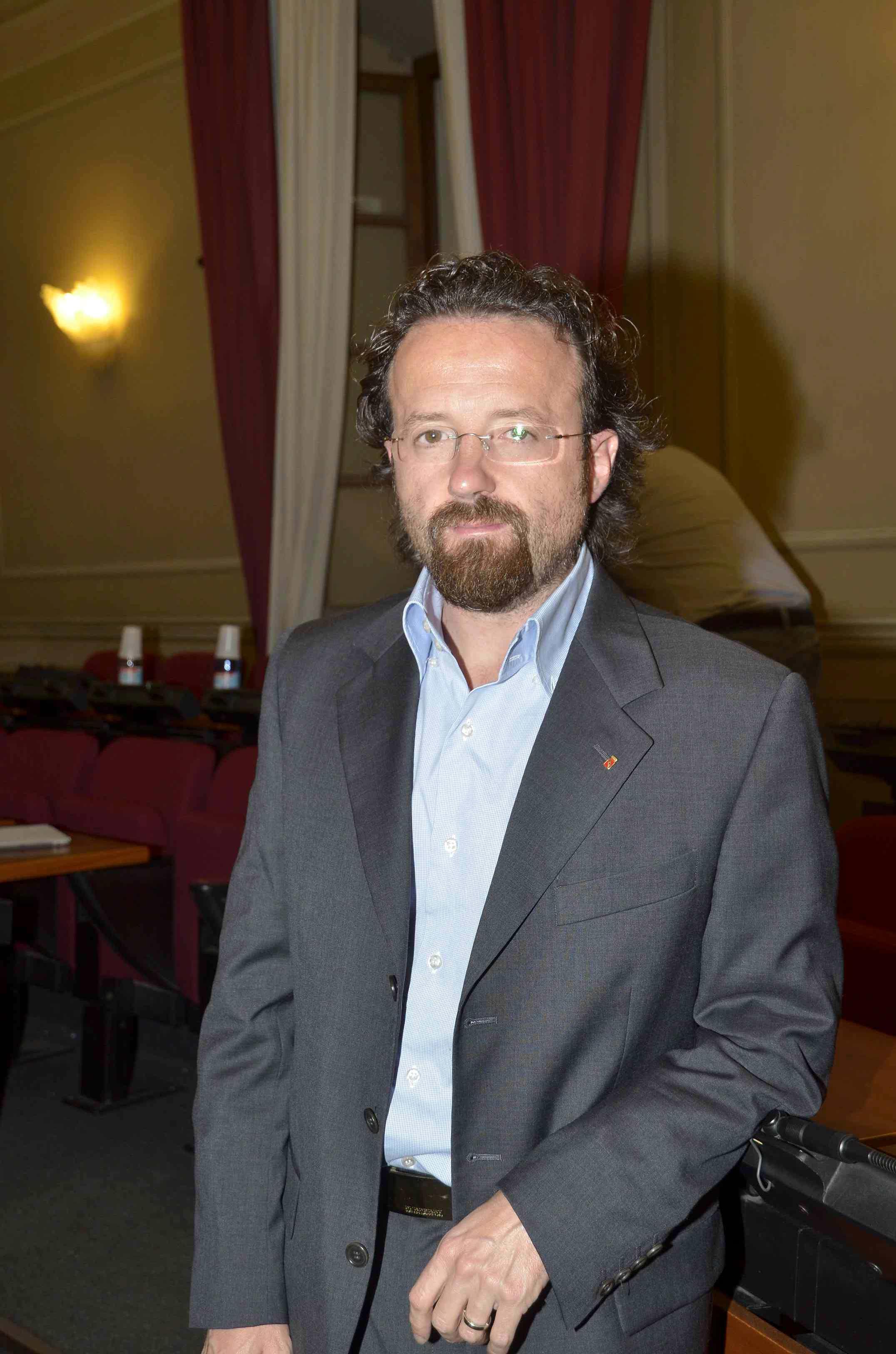 Camaiore, bufera sul punto di ascolto creato dal candidato Pardini: «È propaganda elettorale» 