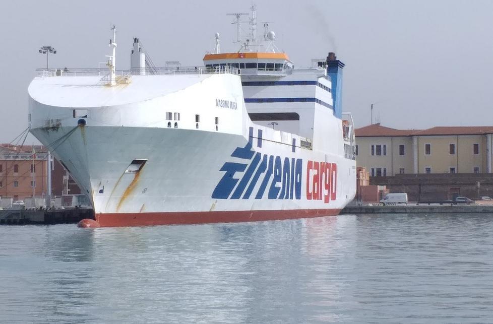 Cargo Tirrenia (gruppo Onorato) ormeggiato nel Porto Mediceo
