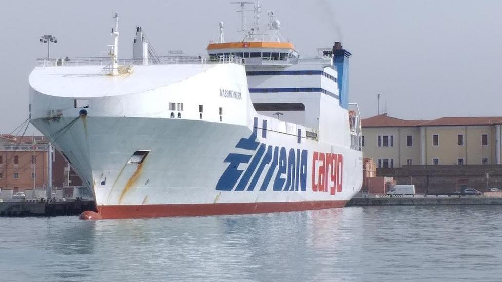 Cargo Tirrenia (gruppo Onorato) ormeggiato nel Porto Mediceo