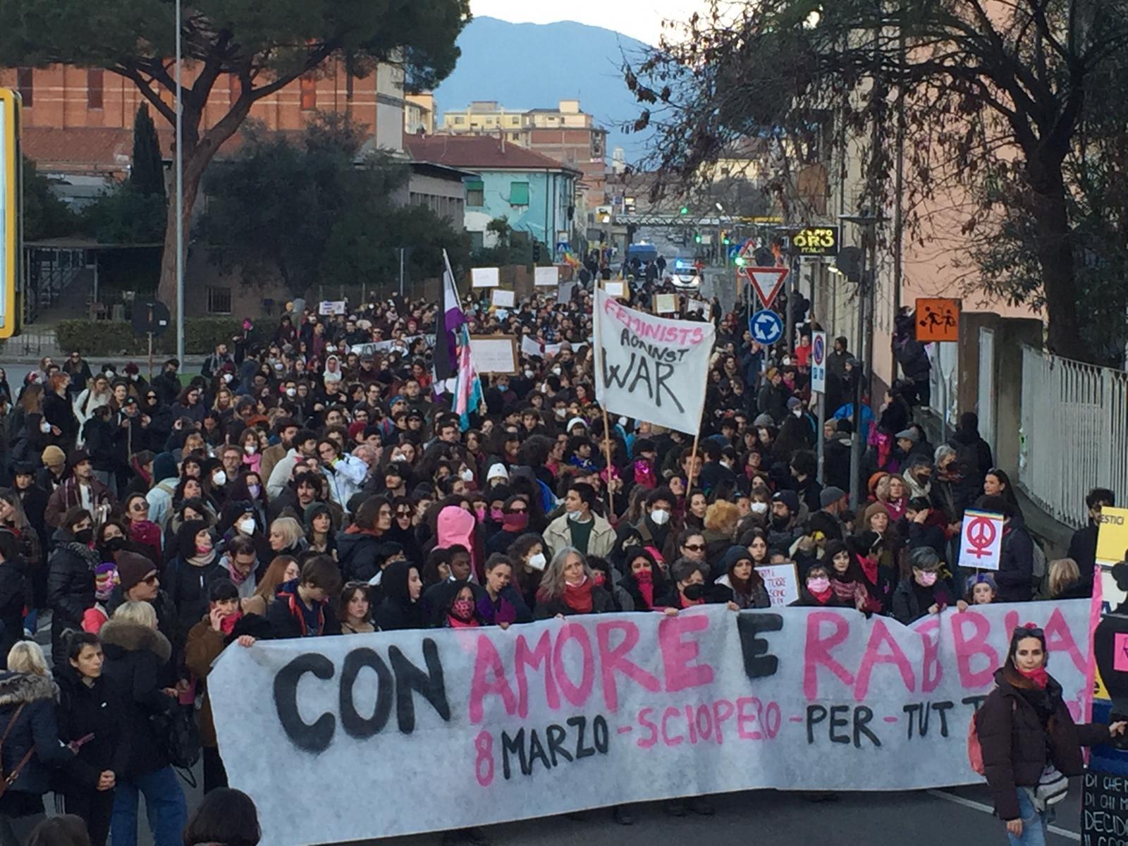 Un successo il corteo dell'8 marzo a Pisa, in 600 scendono in piazza 