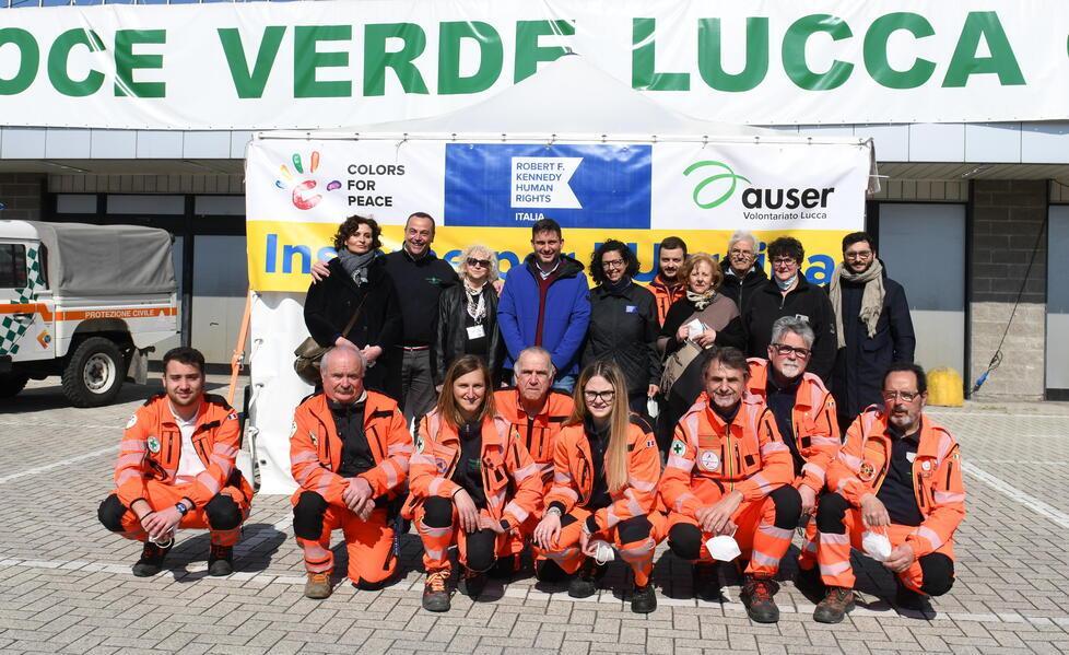 Volontari della Croce Rossa, amministratori e responsabili delle associazioni: il gruppo in via Romana (ffoto Sernacchioli)