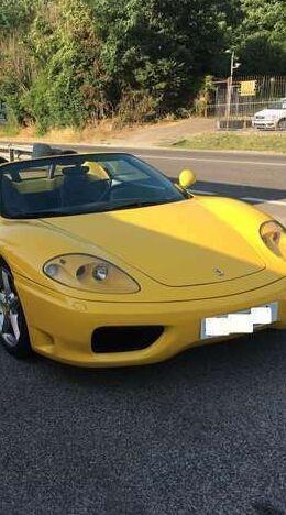 Maranello, russo e ucraina sulla Ferrari con targa falsa 