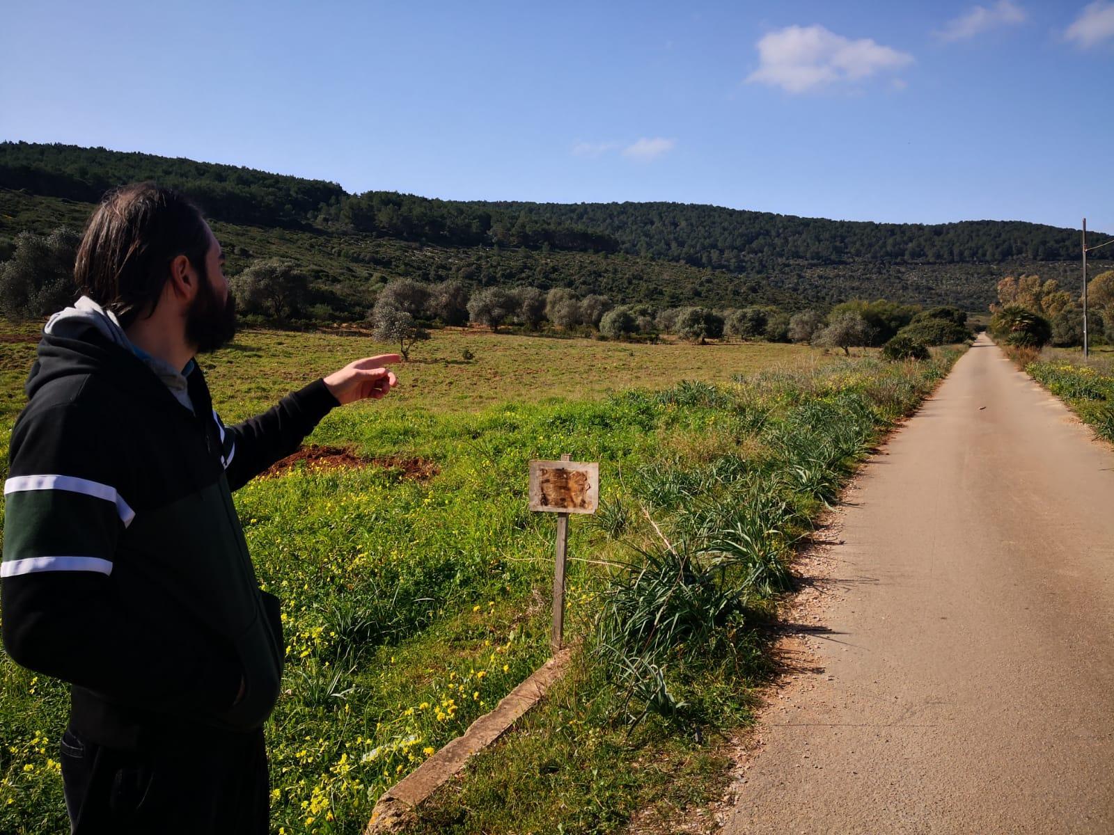 Claudio Carente mostra una delle strade che la madre potrebbe aver percorso il 3 agosto 2021