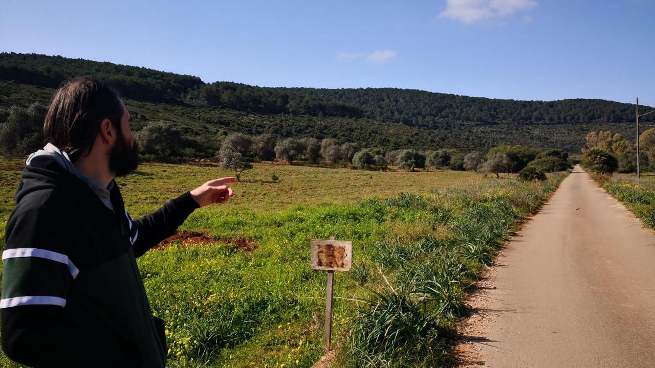 Claudio Carente mostra una delle strade che la madre potrebbe aver percorso il 3 agosto 2021