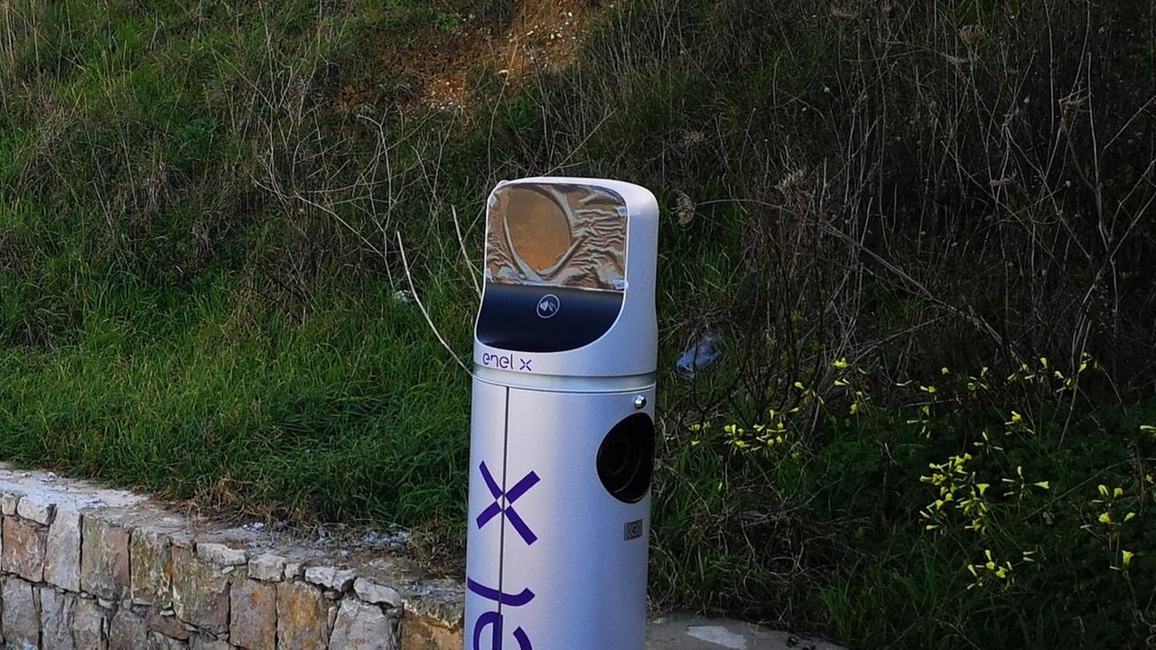 Auto elettriche: il 20 scade il bando per le stazioni