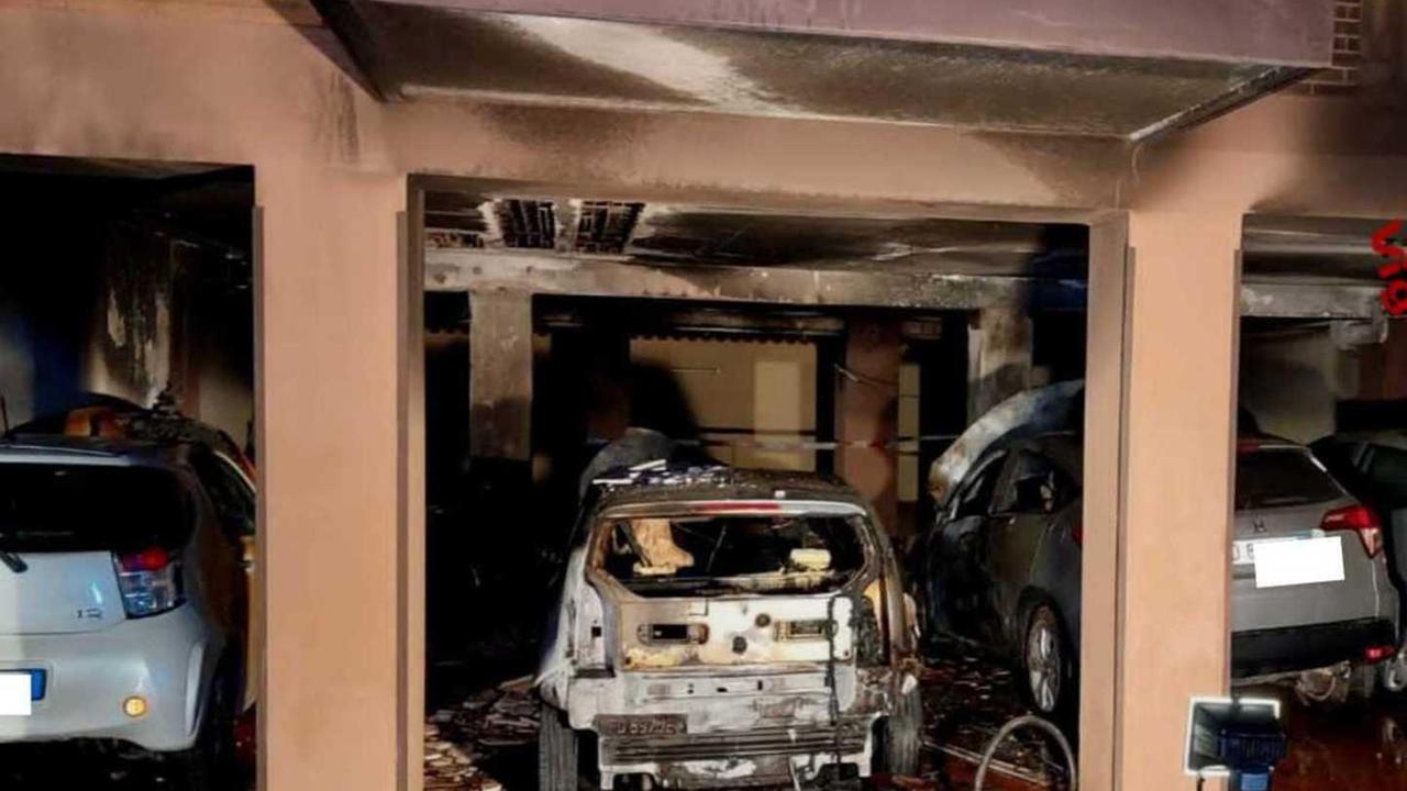Distrutte da ignoti sei auto e 2 moto