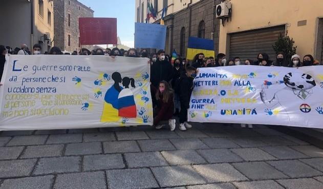 Gli studenti in piazza per la pace 
