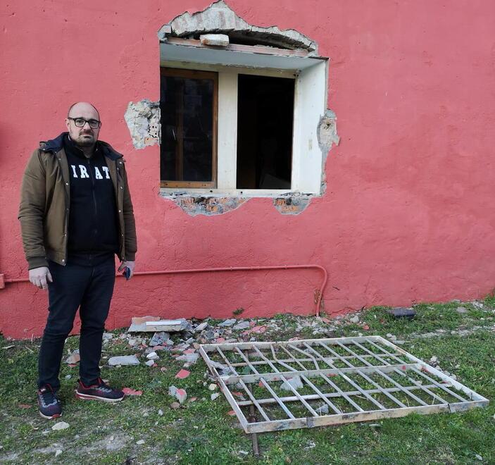 Il presidente Carlo Ghiozzi davanti alla finestra danneggiata